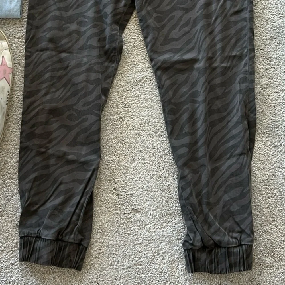 Bella Dahl Animal Print Joggers - Picture 3 of 9
